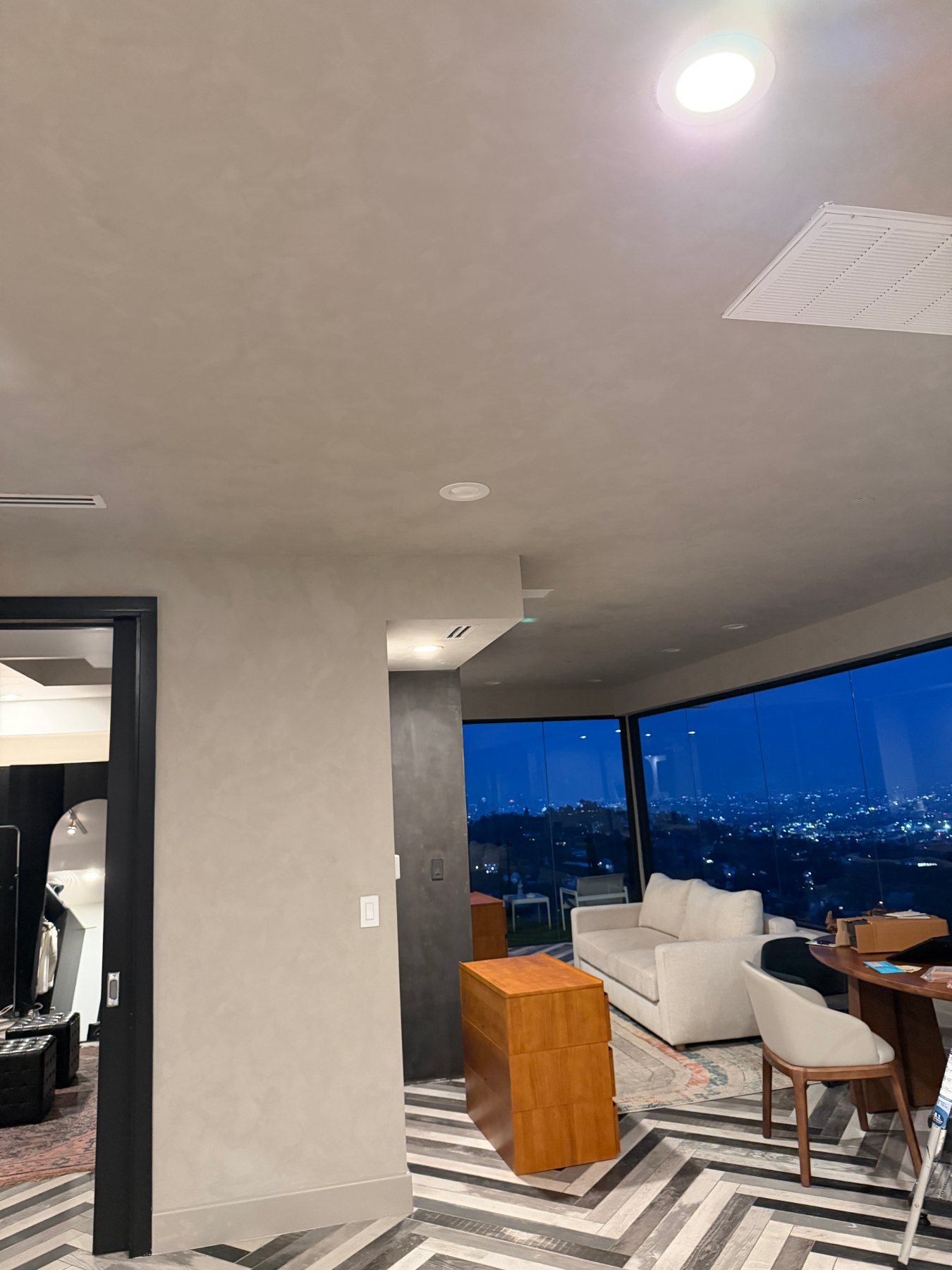 Polished plaster penthouse with city view